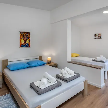 Cozy In With Kitchen Apartment Novi Vinodolski
